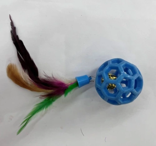 Игрушка - шарик для кошек "МУРОЧКИН", цвет синий, с бубенчиком и перышками, 4,5см