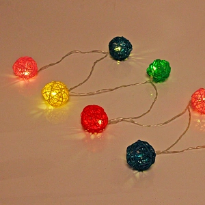 Гирлянда для дома  2м 10 ламп LED с насадками ШАР ПЛЕТЕНЫЙ ЦВЕТНОЙ d-5 см, прозрач.провод, на батарейках 2АА IP-20 Теплый белый