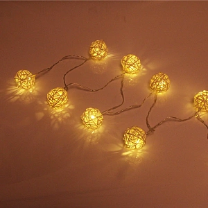 Гирлянда для дома  2м 10 ламп LED с насадками ШАР ПЛЕТЕНЫЙ БЕЛЫЙ d-5 см, прозрач.провод, IP-20 Теплый белый на батарейках 2АА